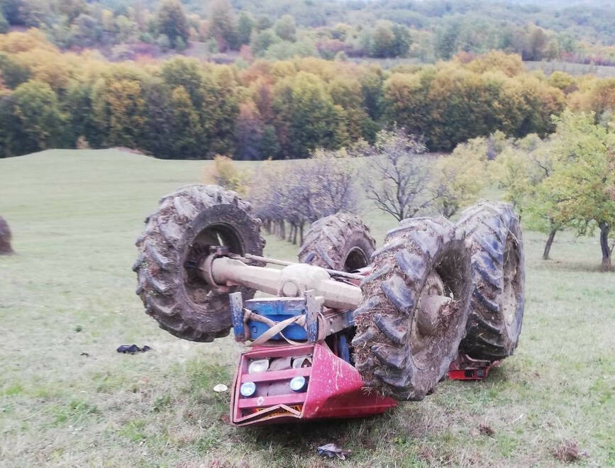 O persoana ranita  dupa ce s a rasturnat cu tractorul pe un teren accidentat | imaginea 1