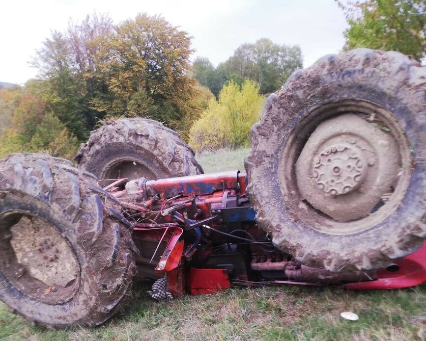 O persoana ranita  dupa ce s a rasturnat cu tractorul pe un teren accidentat | imaginea 2