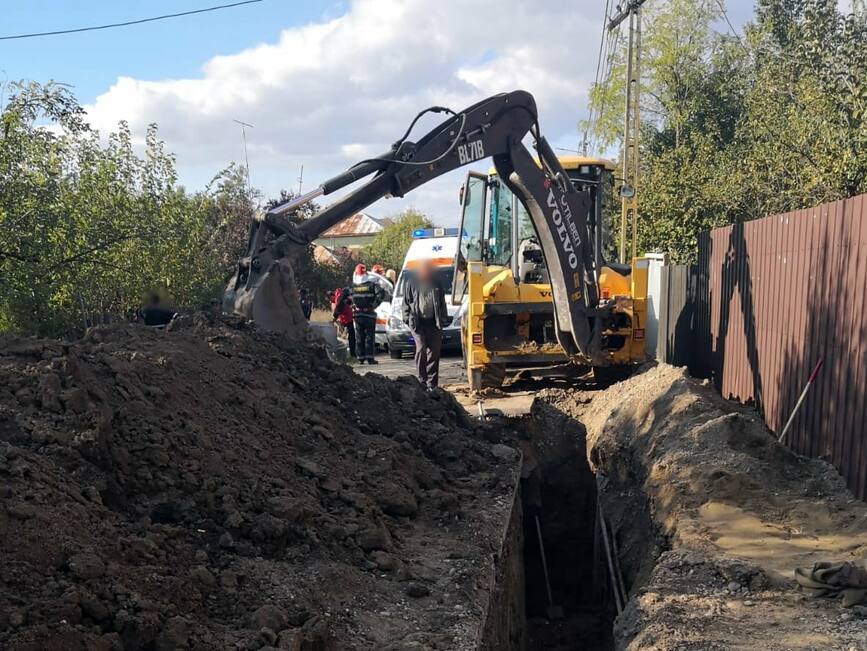 Persoana surprinsa sub un mal de pamant  extrasa de pompierii de la Garda Cornesti | imaginea 1