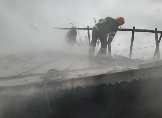 A verificat butelia cu flacara deschisa si i a luat foc locuinta | imaginea 1