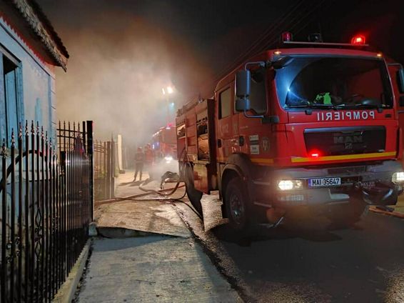 Au ars 2 tone de furaje intr un incendiu intentionat | imaginea 1