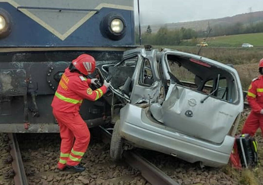 Autoturism lovit de un tren regio | imaginea 1