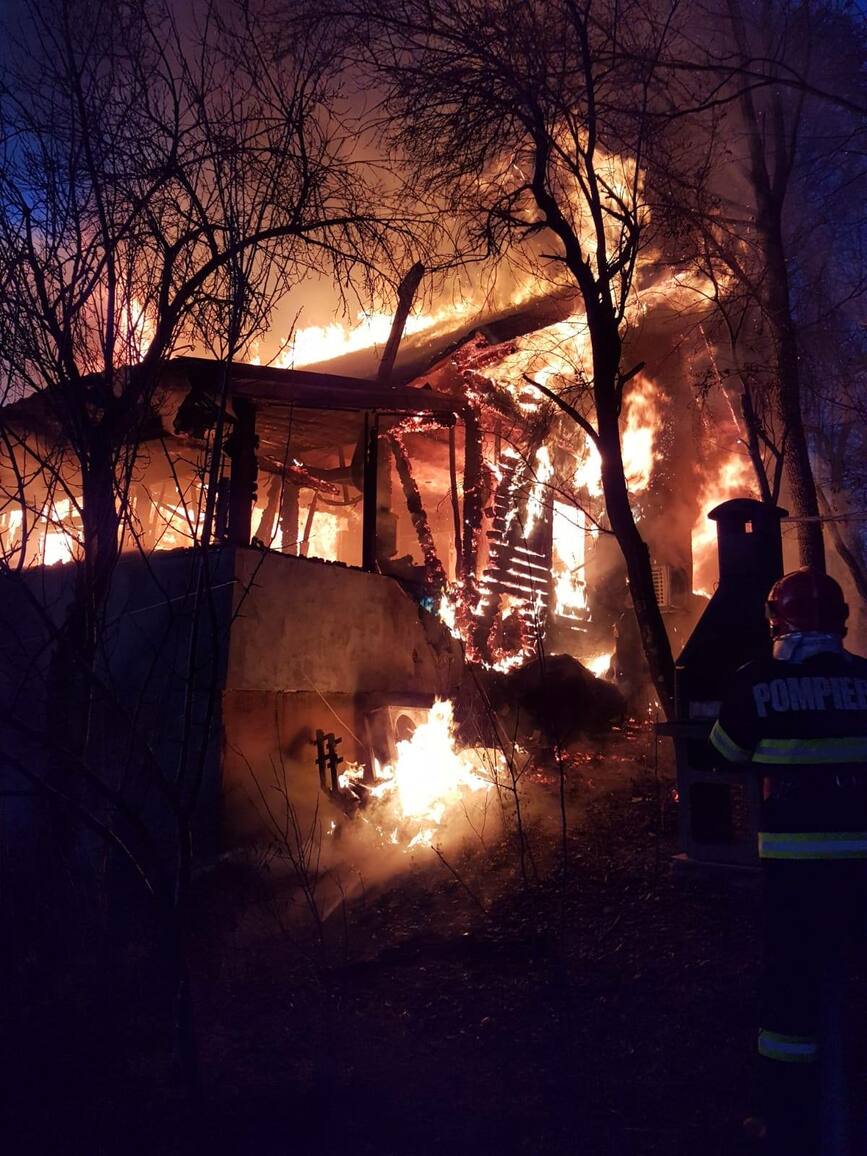 Casa cuprinsa de flacari intr o localitate doljeana | imaginea 1