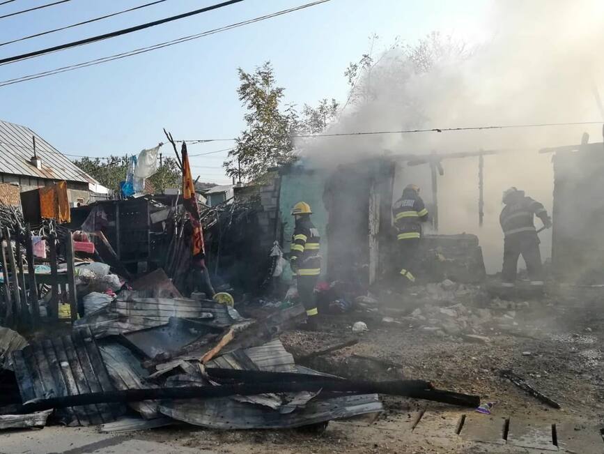 Incendiu devastator la o casa batraneasca dintr o comuna damboviteana | imaginea 1