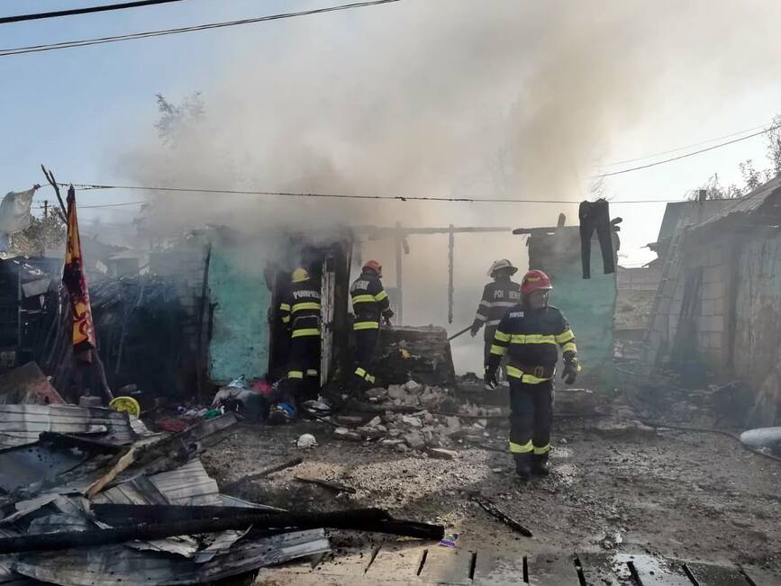 Incendiu devastator la o casa batraneasca dintr o comuna damboviteana | imaginea 2