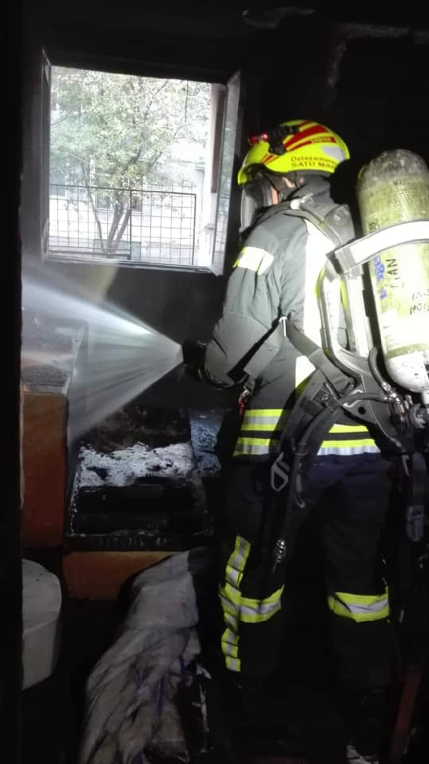 Incendiu izbucnit de la o lumanare  intr un apartament din Satu Mare | imaginea 1