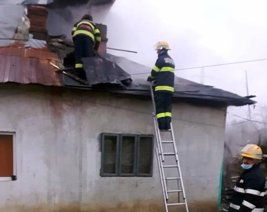 Incendiu la doua locuinte din municipiul Moreni | imaginea 1