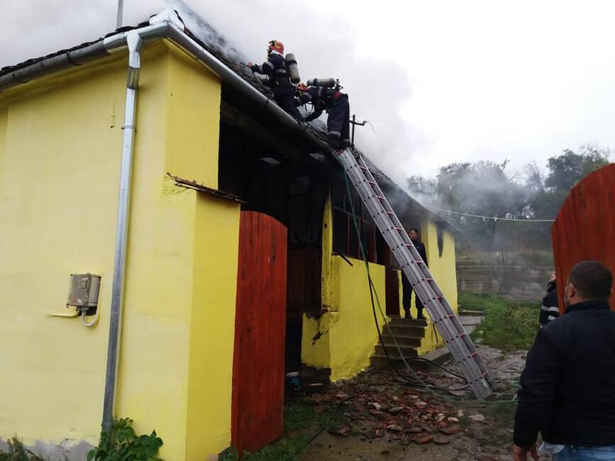 Incendiu la o casa de locuit  din cauza unui cos de fum neprotejat termic | imaginea 1