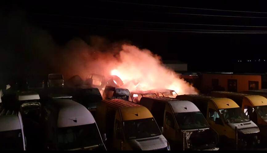 Interventie dificila la un incendiu izbucnit la un parc de dezmembrari auto | imaginea 1