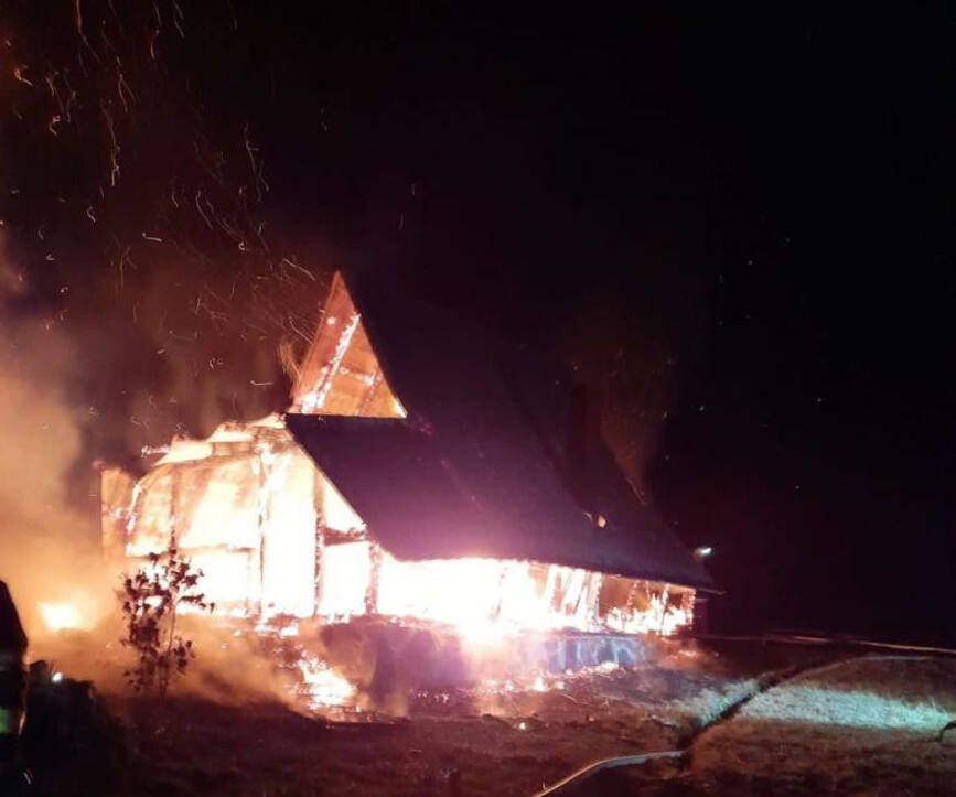 O persoana si a pierdut viata intr o explozie urmata de incendiu | imaginea 1