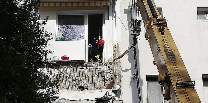 Pompierii vasluieni au degajat un balcon prabusit | imaginea 1