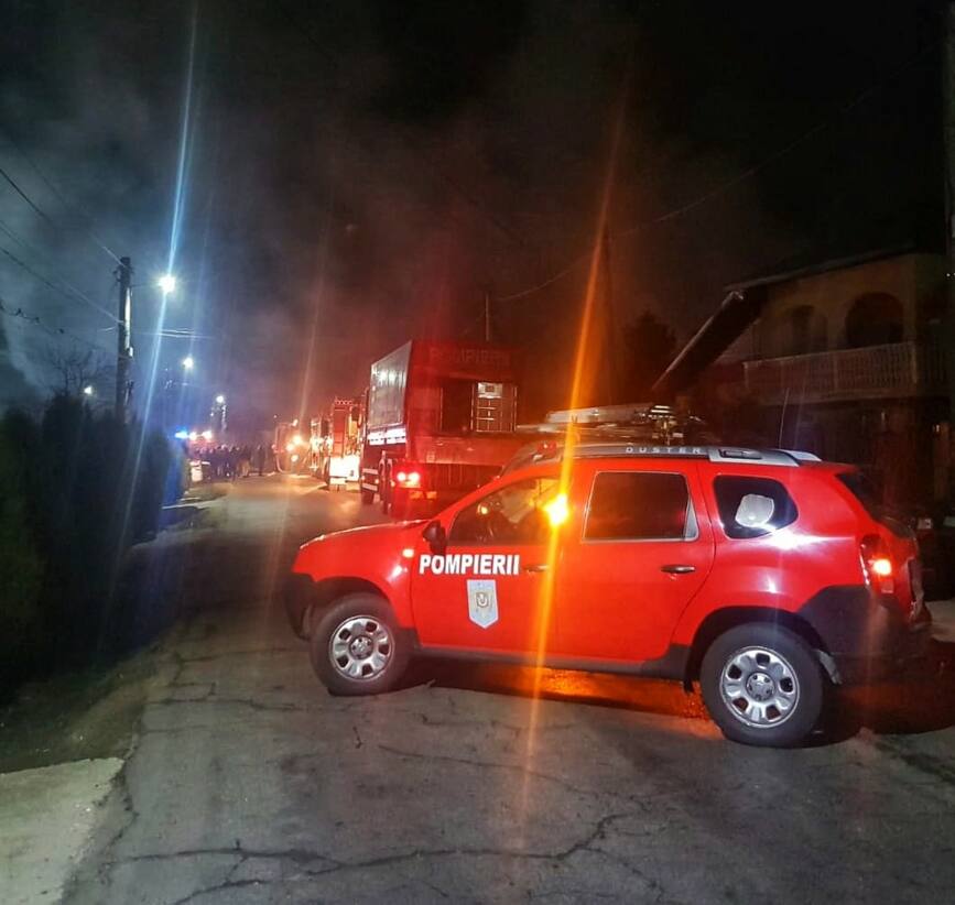 Proprietarii s au salvat la timp din casa cuprinsa de flacari | imaginea 1