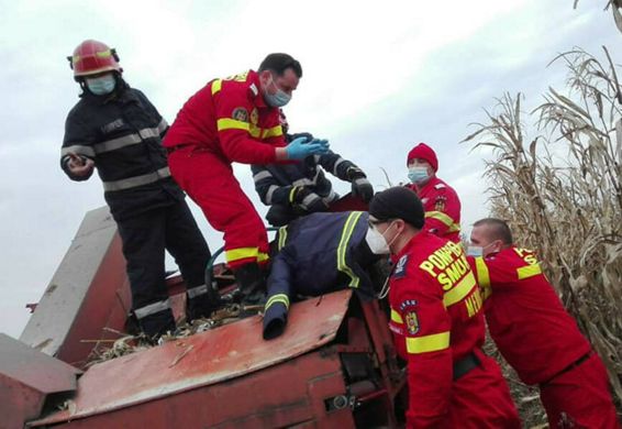 Un barbat a ramas cu mana prinsa intr un utilaj agricol | imaginea 1
