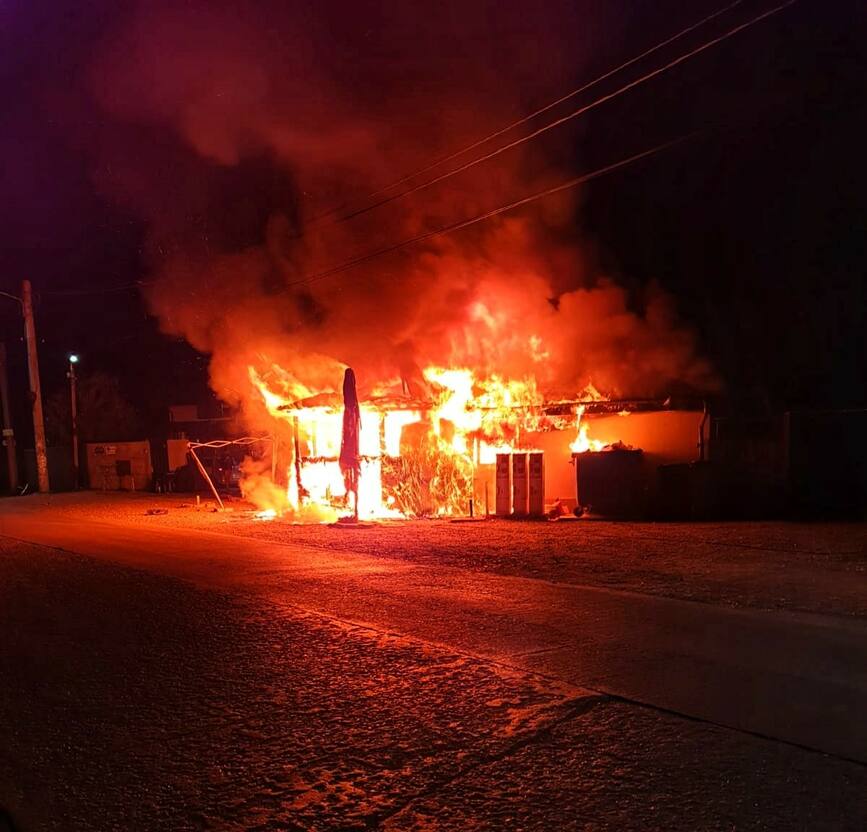 Un magazin a ars in urma unui incendiu izbucnit din cauza unui scurtcircuit | imaginea 1