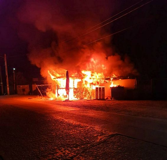 Un magazin a ars in urma unui incendiu izbucnit din cauza unui scurtcircuit | imaginea 1