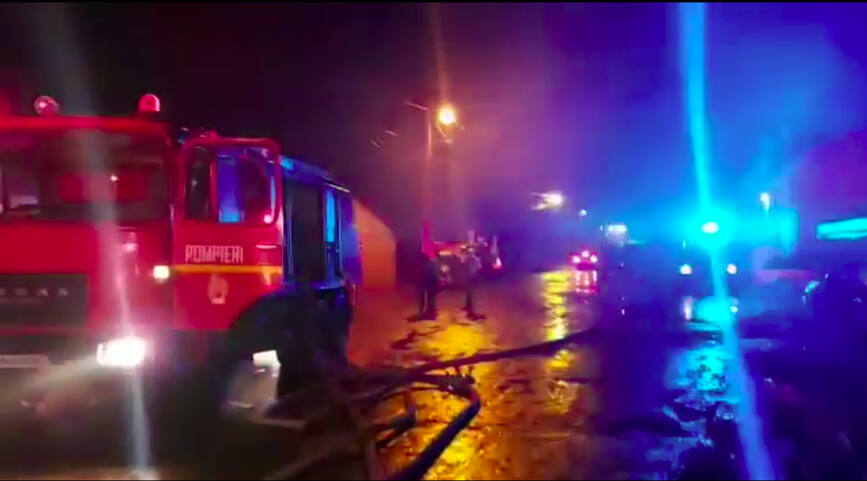Utilaje de prelucrare a lemnului au ars intr un incendiu la un atelier | imaginea 1