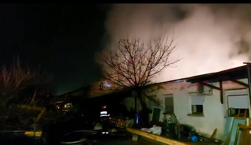 Utilaje de prelucrare a lemnului au ars intr un incendiu la un atelier | imaginea 2