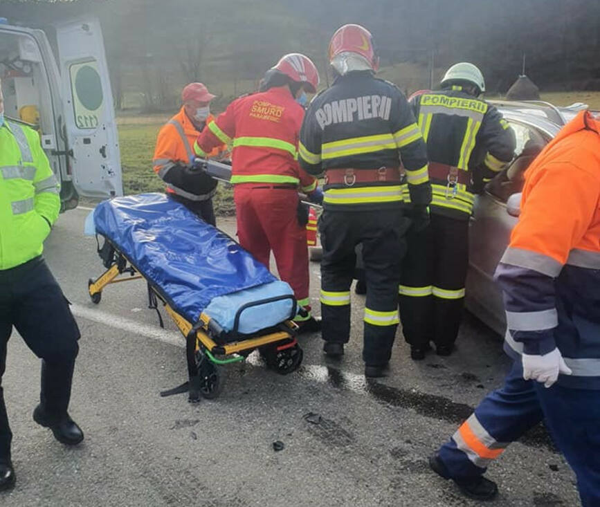 Victima descarcerata imediat de un pompier carasan aflat in timpul liber | imaginea 1