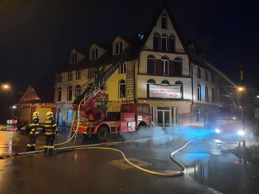 Zorii zilei i au prins la datorie  la un incendiu izbucnit in Toplita | imaginea 1