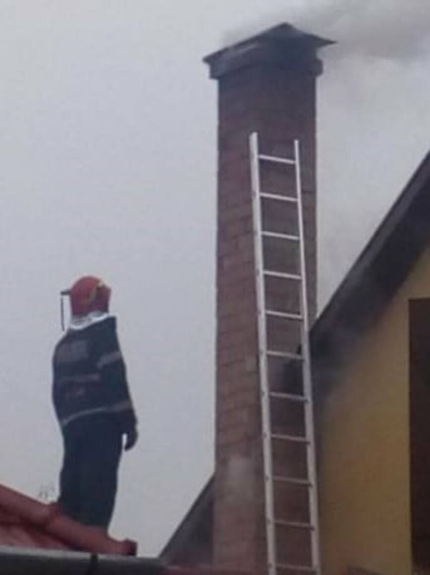 Au intervenit la 4 incendii  dintre care trei la cosuri de fum | imaginea 2