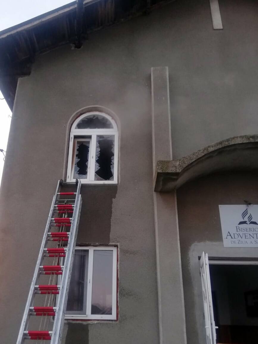 Incendiu la Biserica Adventista din comuna Gura Sutii | imaginea 1