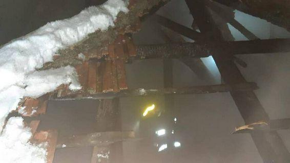 Incendiu la acoperisul unei case din cauza unui cos de fum deteriorat | imaginea 1
