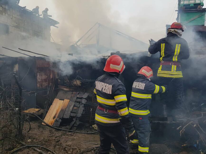 Incendiu la o casa si anexe  in Craiova | imaginea 1