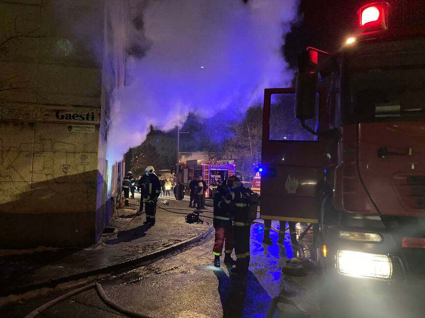 Incendiu la parterul unui bloc  23 de locatari evacuati | imaginea 1