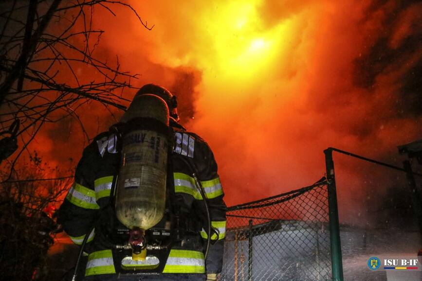 Incendiu puternic la o locuinta si anexe  in Bucuresti | imaginea 1