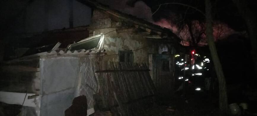 Incendiul a mistuit intreaga casa si o anexa gospodareasca | imaginea 2