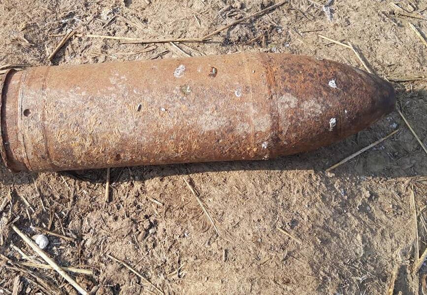 Proiectil exploziv  descoperit de un cetatean in propria gospodarie | imaginea 1