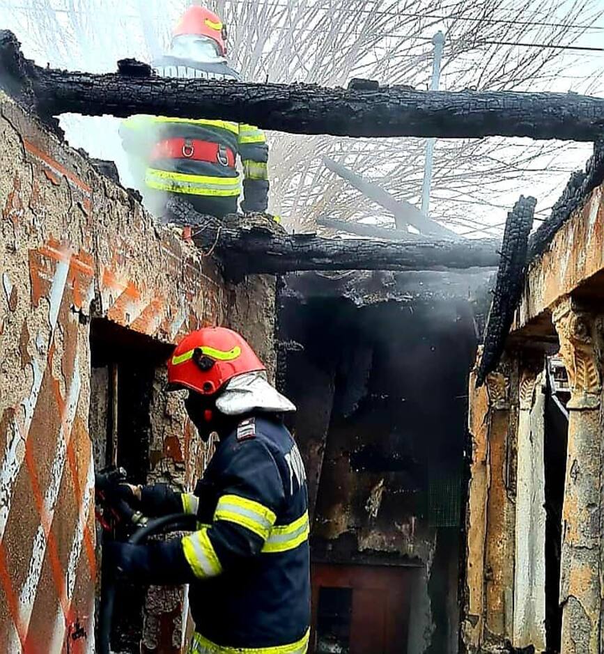 Proprietarii au suferit arsuri  in urma incendiului de locuinta | imaginea 1