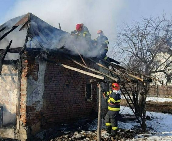 Proprietarul a fost gasit decedat in incendiul de casa | imaginea 1