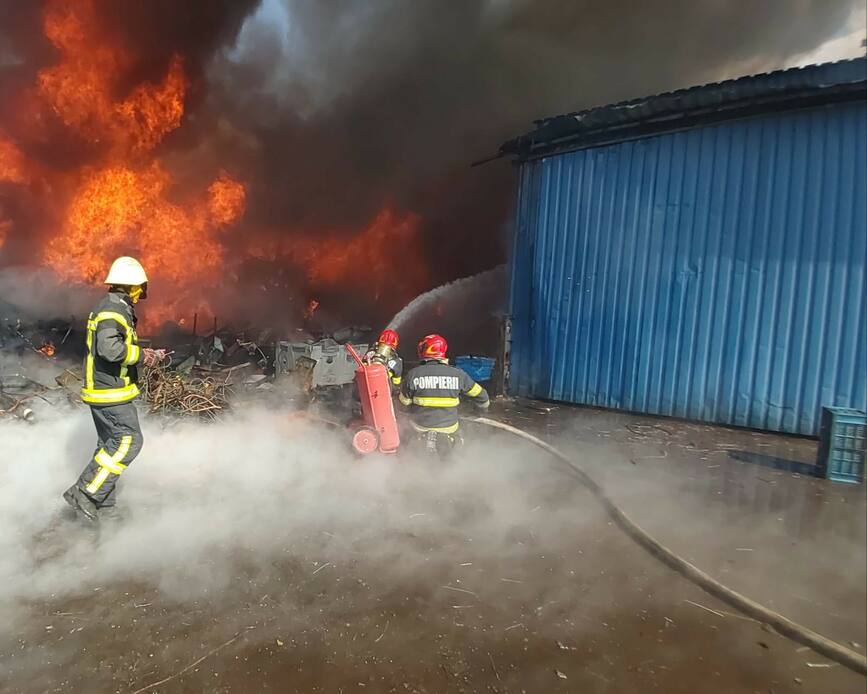 25 de pompieri si 6 autospeciale au intervenit la un incendiu  la un depozit din Arad | imaginea 1