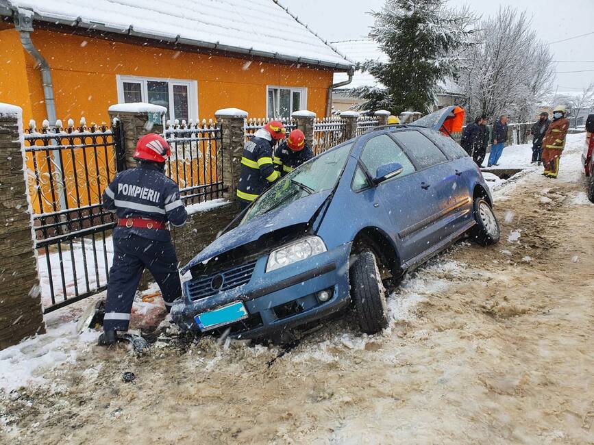 Autoturism rasturnat pe o parte  doua femei au necesitat evacuare | imaginea 1