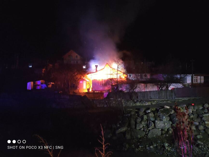 Incendiu devastator la o casa din Slanic Moldova | imaginea 1