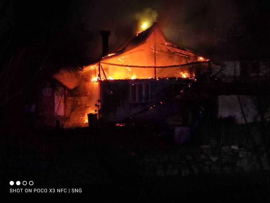 Incendiu devastator la o casa din Slanic Moldova | imaginea 2