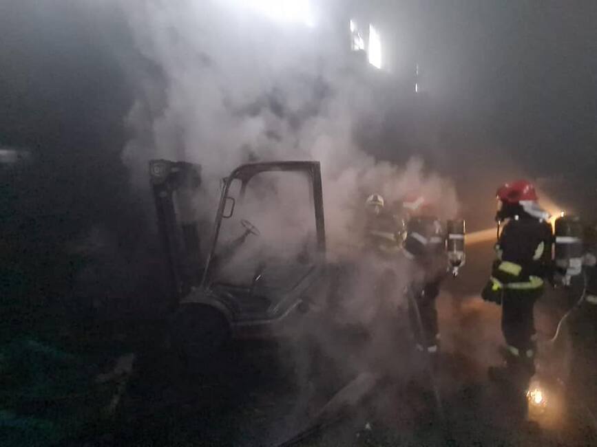 Incendiu violent la o hala a unei companii de petrol si gaze | imaginea 1