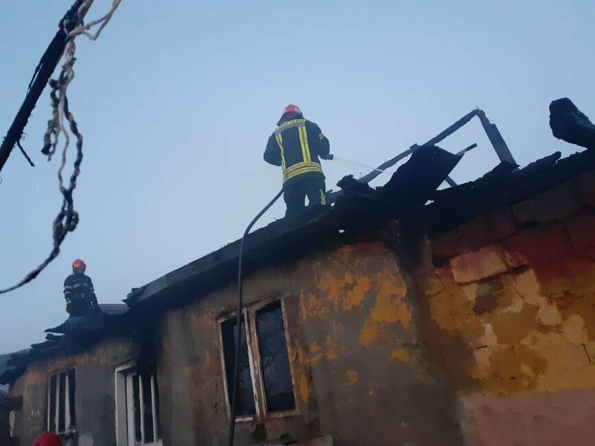 O familie a ramas fara acoperis deasupra capului  in urma unui incendiu | imaginea 1