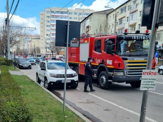30 de persoane au fost evacuate din Judecatoria Targoviste in urma unei alerte de incendiu | imaginea 1