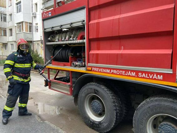Apartamentul unui bloc din Tulcea cuprins de incendiu | imaginea 1