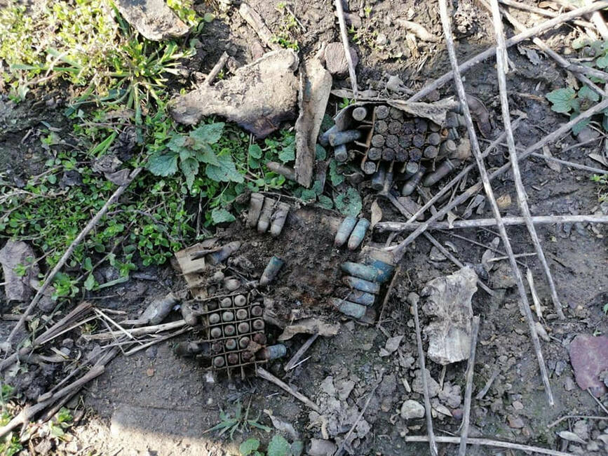 Doua cutii cu munitie de infanterie  descoperite de un cetatean pe terenul propriu | imaginea 1