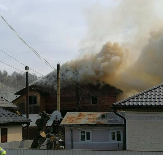 Incendiu generalizat la o gospodarie dintr o comuna vranceana | imaginea 1