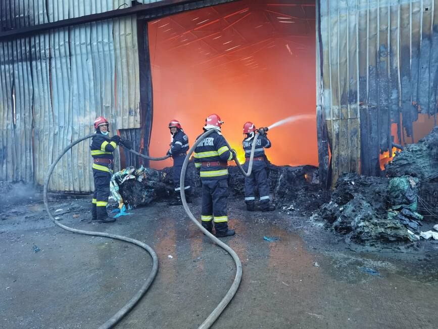 Incendiu generalizat la un depozit de materiale reciclabile din Buzau | imaginea 1