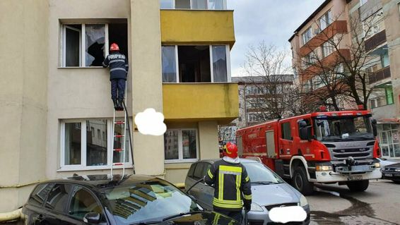 Incendiu la un apartament dintr un bloc din Zalau locatarii au fost evacuati | imaginea 1