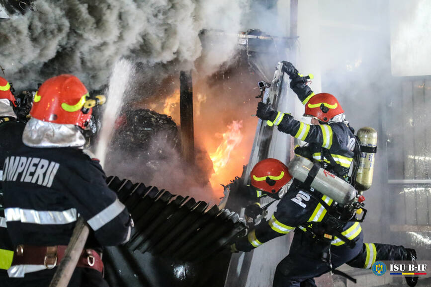 Incendiu puternic  produs la un ansamblu de locuinte din Ferentari | imaginea 1