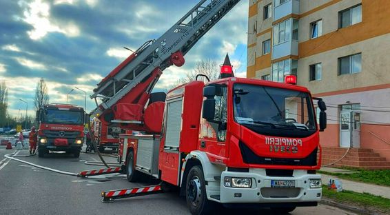 Interventie la inaltime intr un incendiu la un bloc din Giurgiu | imaginea 1
