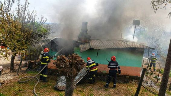 O varstnica si fiul ei au ramas fara casa in urma unui incendiu violent | imaginea 1