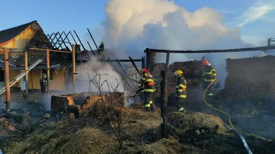 Oi miei si 30 de gaini nu au mai putut fi salvati din grajdul in flacari | imaginea 1