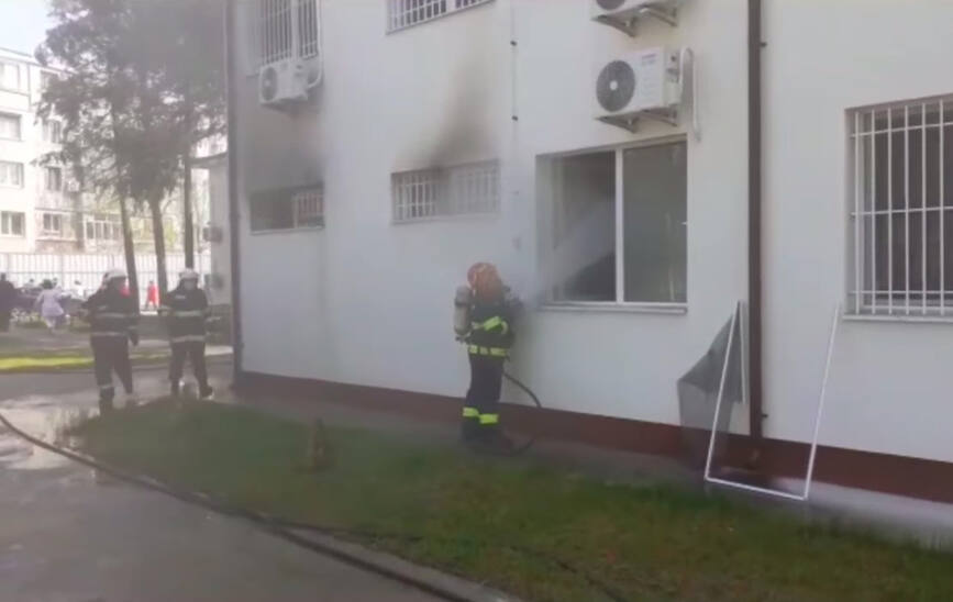 Pacienti evacuati dupa izbucnirea unui incendiu la Spitalul Judetean din Slatina | imaginea 1
